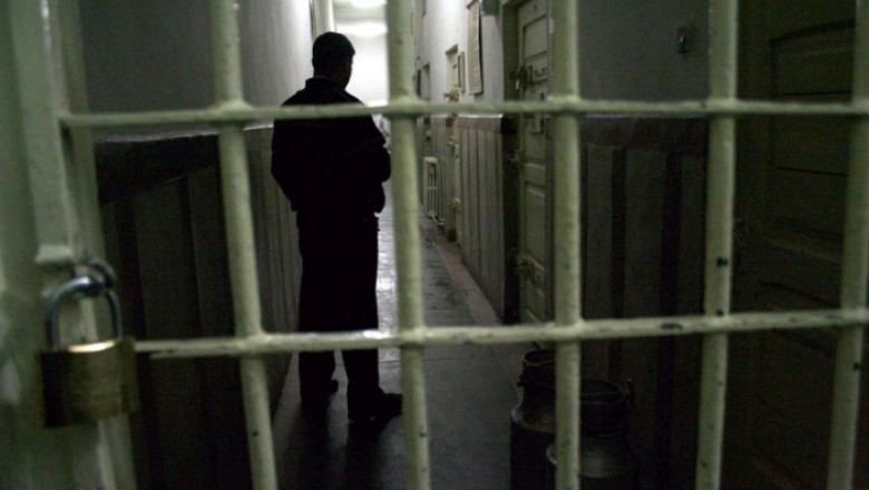 Un politist care a facut inchisoare pentru coruptie va fi despagubit din cauza conditiilor de detentie Imagine