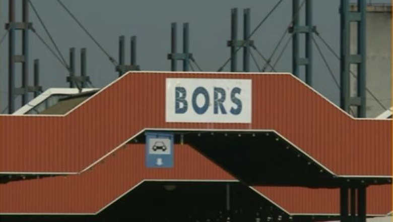 Un politist de la Vama Bors a fost retinut. Agentul ar fi luat 30.000 de euro si bilete la Loto de la o retea de evazionisti Imagine