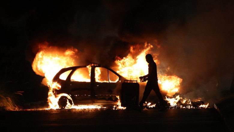 Un pompier a murit in timpul violentelor de langa Paris. 45.000 de politisti si jandarmi sunt mobilizati pe strazile din Franta Imagine