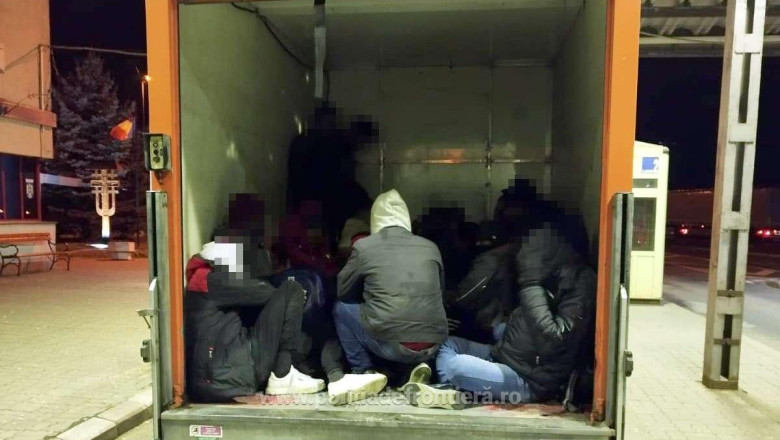 Un pont primit de la autoritatile romane a salvat viata a 17 oameni. Ce au descoperit politistii maghiari intr-un tir turcesc Imagine