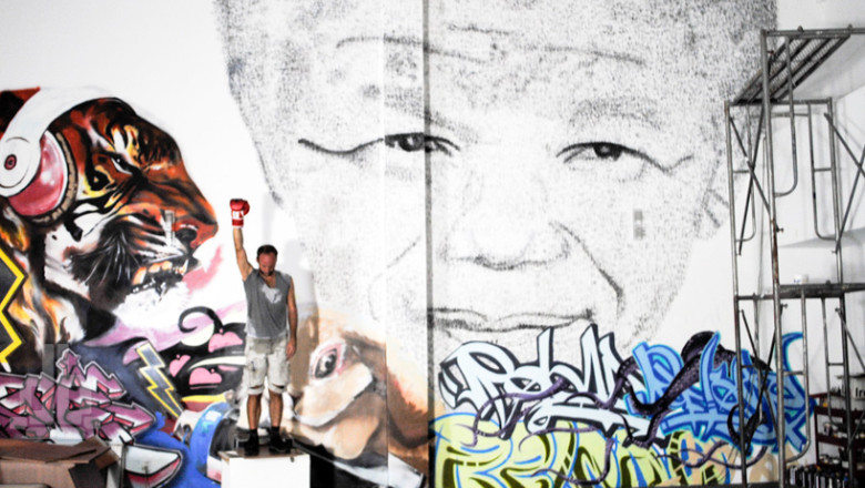 Un portret al lui Nelson Mandela, imprimat pe un zid cu 27.000 de lovituri de pumn Imagine