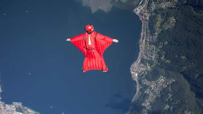 Un practicant de wingsuit a fost decapitat la 4.000 de metri inaltime de aripa avionului din care tocmai sarise Imagine