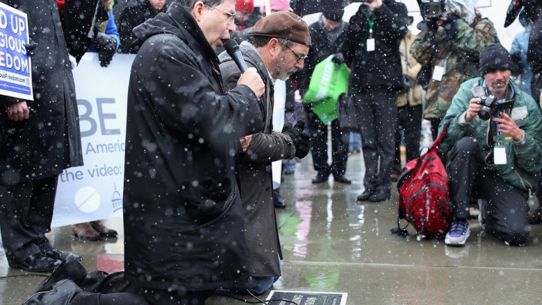 Un preot a fost caterisit de Vatican pentru postarile anti-avort si mesajele de sustinere pentru Donald Trump Imagine