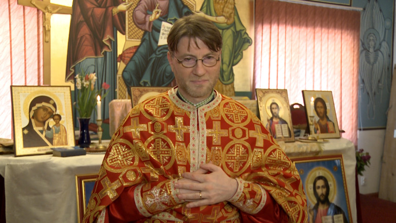 Un preot slujeste in limbajul gesturilor pentru credinciosii cu deficiente de auz si vorbit din Oradea Imagine