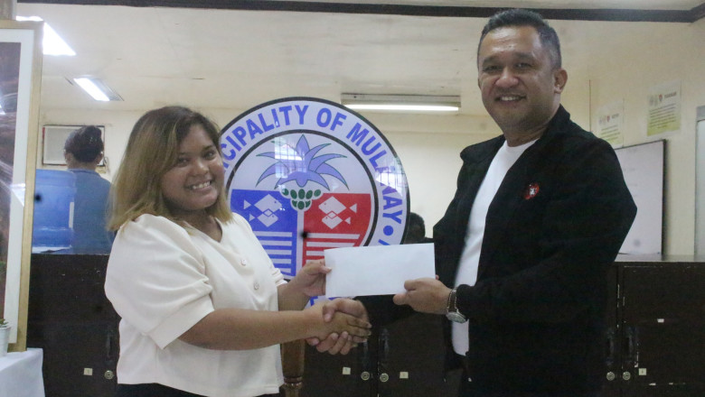 Un primar din Filipine obliga angajatii din administratie sa zambeasca in interactiunile cu publicul Imagine