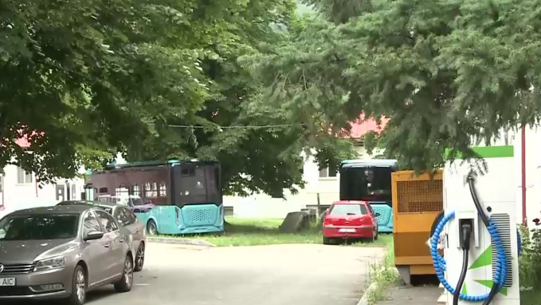 Un primar din Gorj se mandreste cu trei autobuze electrice, dar nu sunt drumuri pe care sa circule, statii de incarcare si nici soferi Imagine