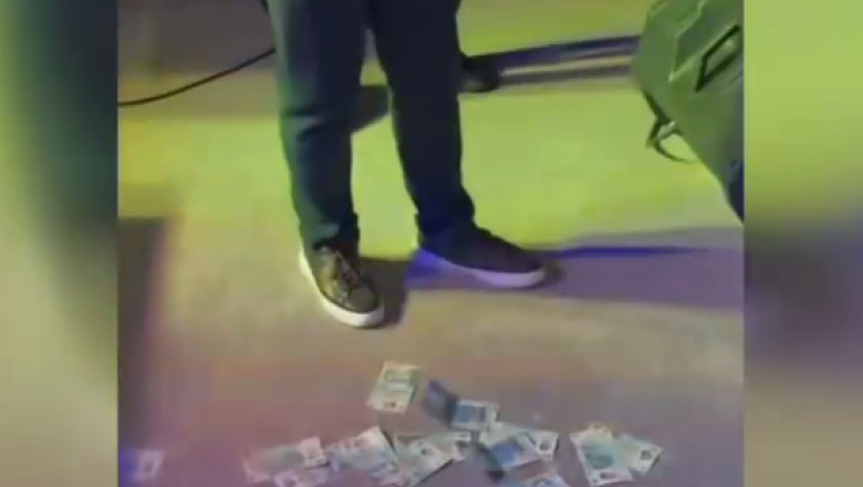 Un primar PSD arunca cu bani la o petrecere cu manele de zilele comunei: „30 de milioane de la mine pentru voi, tata-a-a, fara numar” Imagine