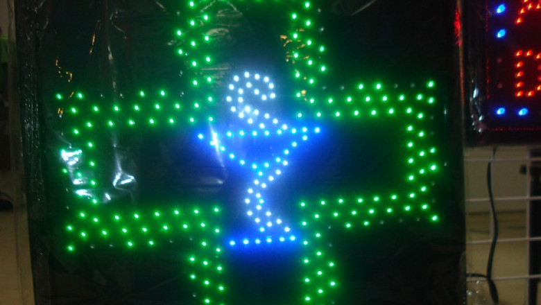 Un primar vrea sa interzica lumina verde intermitenta de la farmacii: "Ii agreseaza vizual pe soferi" Imagine