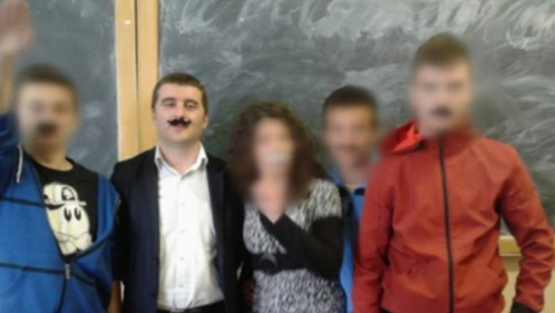 Un profesor de liceu a postat pe internet fotografii in care il imita pe Hitler Imagine