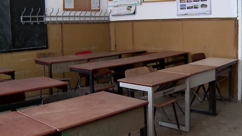 Un profesor isi jigneste elevii ca au dat bani pentru o catedra noua. A fost inregistrat cu telefonul de un elev Imagine