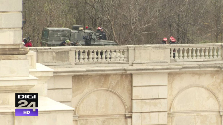 Un proiectil neexplodat a fost gasit in apropiere de intrarea principala a Parlamentului Imagine