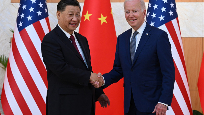 Un Putin ingrijorat citeste la Kremlin rapoartele cu privire la intalnirea dintre Biden si Xi Imagine