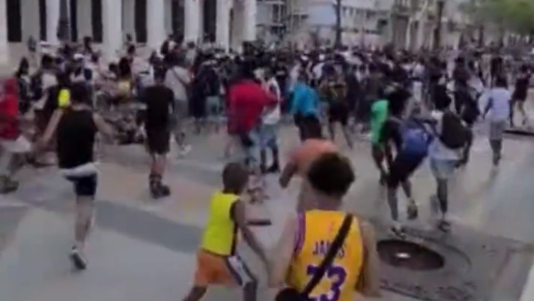 Un rapper american a creat isterie in capitala Cubei. El a aruncat fanilor bancnote de 100 de dolari Imagine