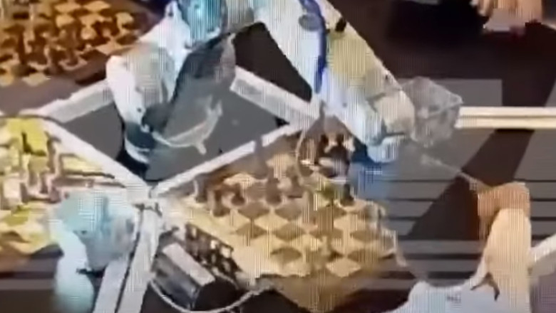 Un robot a rupt degetul unui baietel de 7 ani in timpul unei partide de sah la Moscow Open Imagine