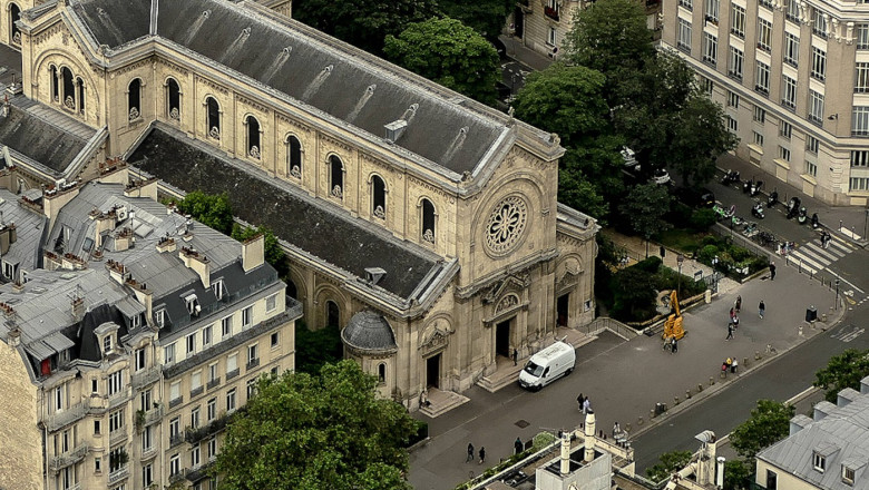 Un roman a fost arestat pentru incendiere, la Paris. El este acuzat ca a dat foc unei biserici istorice Imagine