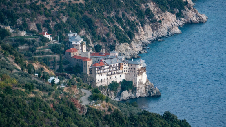Un roman a fost impuscat de un preot, pe Muntele Athos. Glontul trebuia sa tinteasca o pisica Imagine