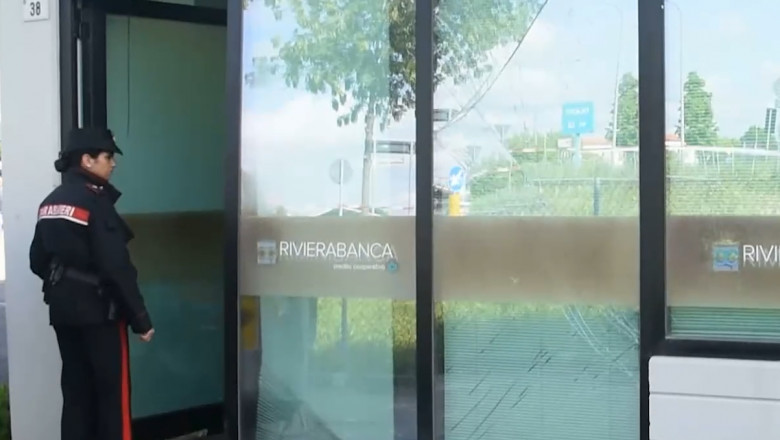 Un roman a vrut sa fure bani dintr-un bancomat din Italia si a ramas fara o mana Imagine