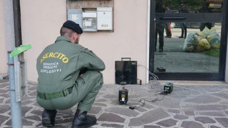 Un roman din Italia si-a trimis baiatul afara cu o grenada activa ca sa se joace „de-a razboiul” cu alti copii Imagine
