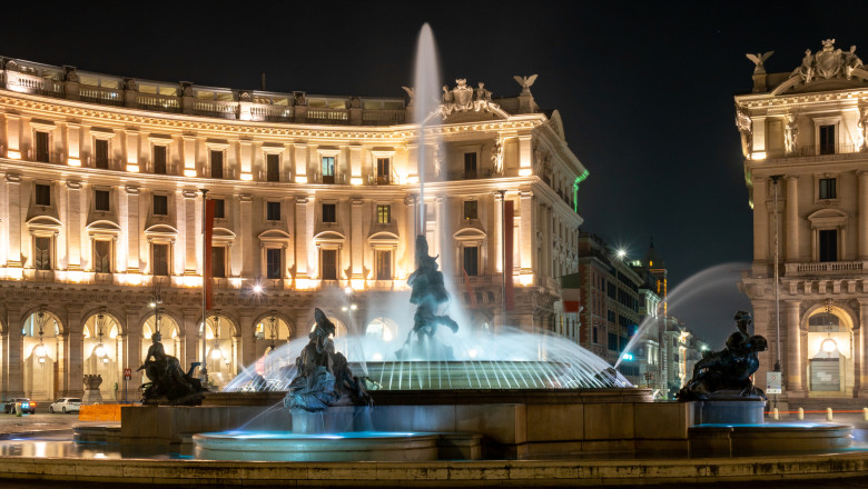 Un roman s-a descaltat si a inceput sa se spele pe picioare intr-o fantana istorica din Roma. Cat l-a costat gestul Imagine