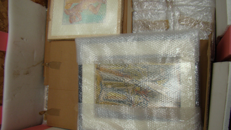 Un roman voia sa scoata ilegal din tara peste 30 de tablouri, prin colete expediate prin posta Imagine