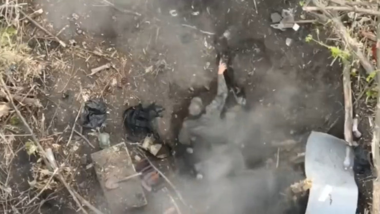Un rus care dormea in transee a fost bombardat dintr-o drona ucraineana. Reactia acestuia a ajuns virala Imagine