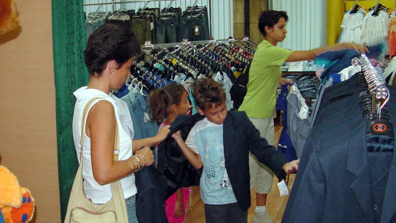 Un salariu mediu pentru prima zi de scoala. Parintii cheltuie sute de lei pentru rechizite si uniforme Imagine