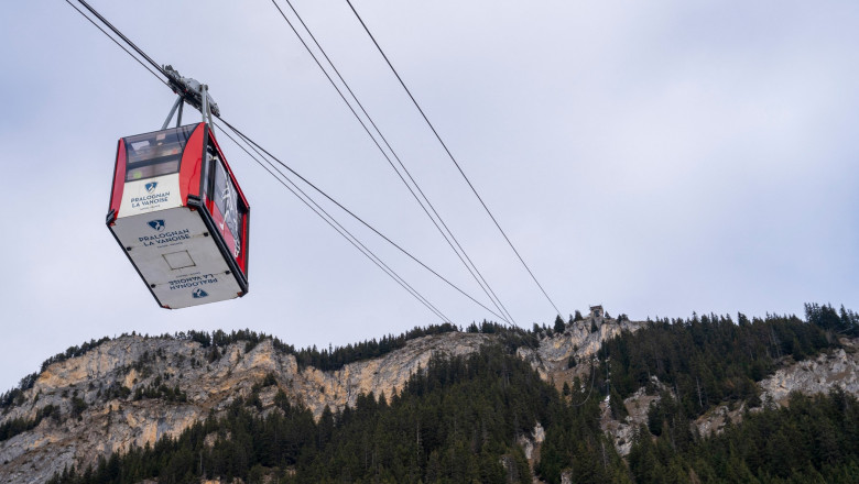 Un schior a murit dupa ce a cazut dintr-o telegondola in Muntii Alpi in timp ce se filma distrandu-se cu un prieten Imagine
