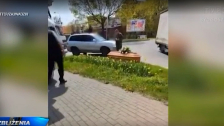 Un sicriu a cazut dintr-o masina funerara in mijlocul strazii, in drum spre inmormantare. Soferul si-a continuat drumul Imagine