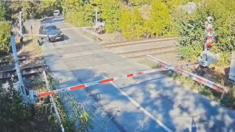 Un sofer a fost filmat in timp ce spulbera barierele de cale ferata, langa Capitala. Masina a lovit violent alte doua autoturisme Imagine