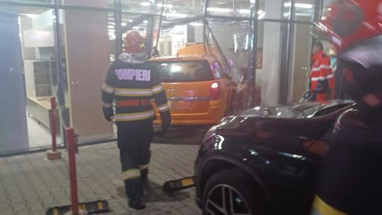 Un sofer a intrat cu masina in vitrina unui magazin din Suceava Imagine