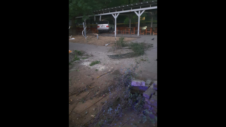 Un sofer a intrat cu masina intr-un foisor cu mese de sah din Sectorul 6. El si-a abandonat autoturismul Imagine