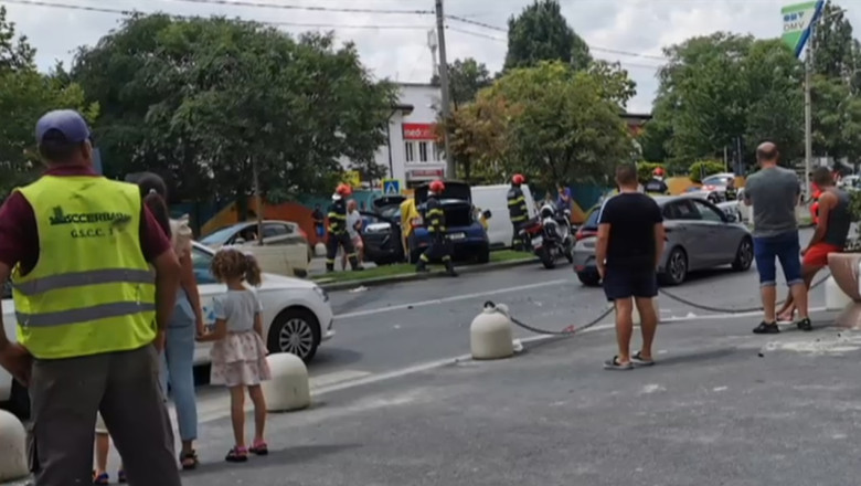 Un sofer beat si fara permis a produs mai multe accidente in Bucuresti cu o masina furata. Barbatul a fost internat la psihiatrie Imagine