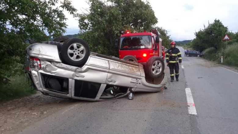 Un sofer de 18 ani a provocat un accident grav. Trei masini au fost implicate, iar o persoana a ajuns la spital Imagine