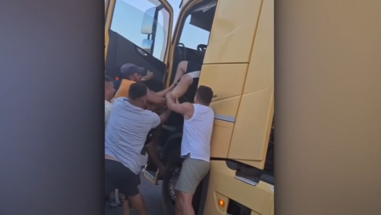 Un sofer de TIR a fost extras cu forta din cabina de partenerii de trafic, dupa ce a condus haotic si a blocat drumul Imagine