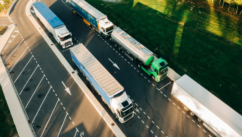 Un sofer de TIR din Romania a fost injunghiat in gat de un migrant. L-a surprins cand se furisa in remorca, intr-o parcare din Franta Imagine