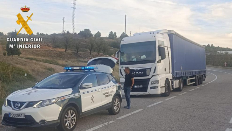 Un sofer de TIR roman a fost vazut de politie, in Spania, ca vorbea la telefon. Cand l-au oprit au vazut ca era beat si drogat Imagine