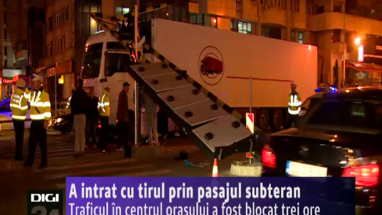 Un sofer din Bulgaria a intrat cu tirul prin pasajul subteran. Traficul in centrul Craiovei a fost blocat trei ore Imagine