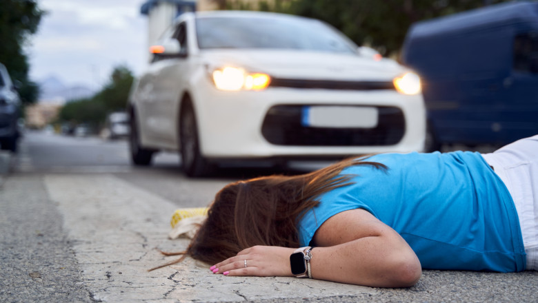 Un sofer din Capitala, care a lovit cu masina o femeie, a crezut ca scapa daca ii da bani si o pereche de cercei. Acum e cercetat penal Imagine