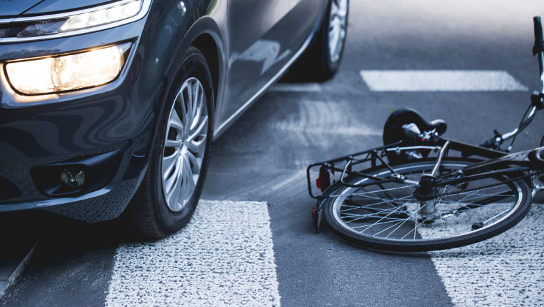 Un sofer din Hunedoara a facut infarct dupa ce a lovit un biciclist cazut pe strada Imagine