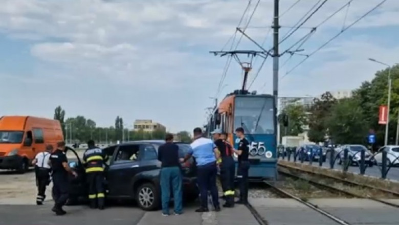 Un sofer nu a acordat prioritate unui incepator si a provocat un accident care a blocat toata linia 41 Imagine