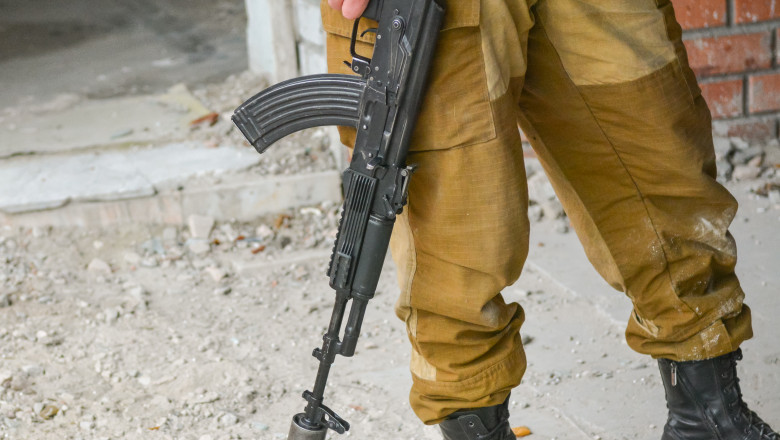 Un soldat rus care ar fi dezertat dintr-o unitate militara din Ucraina a fost impuscat in timp ce s-ar fi indreptat spre casa Imagine