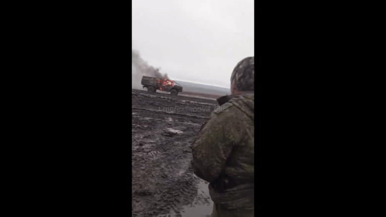 Un soldat rus priveste un camion in flacari care trece prin dreptul sau si injura: „Asta e Uralul nostru” Imagine