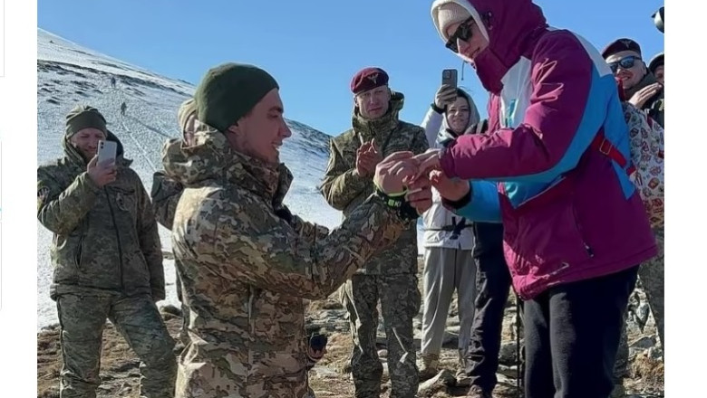 Un soldat ucrainean care si-a pierdut picioarele in razboi si-a cerut cerut iubita in casatorie la poalele muntelui Hovarla Imagine