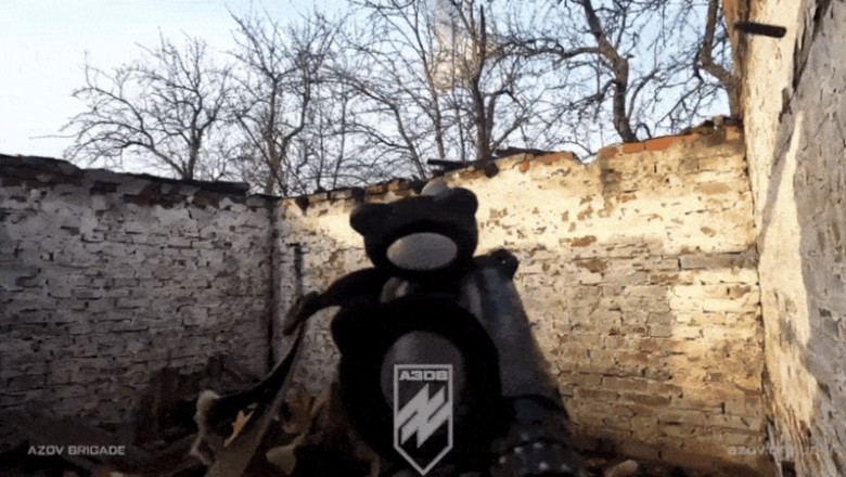 Un soldat ucrainean din Brigada Azov doboara o drona ruseasca de atac cu doar doua focuri de arma. „Am distrus-o, auzi?” Imagine