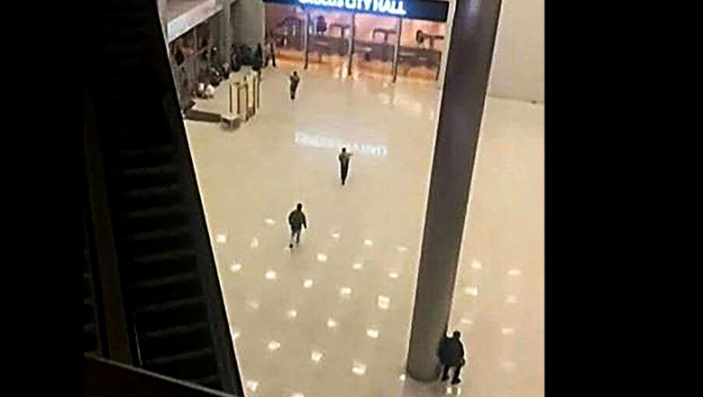 Un spectator l-a neutralizat pe unul dintre atacatorii din Moscova, ca sa-si salveze sotia: „A dat dovada de un curaj de neegalat” Imagine