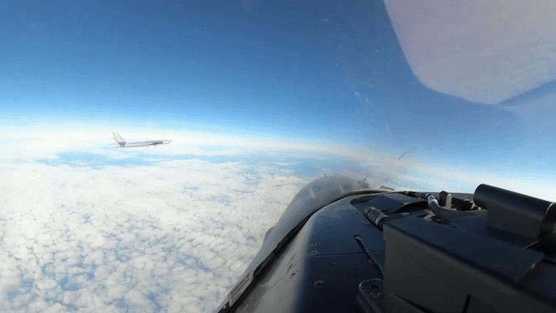 Un Suhoi rusesc trece razant pe langa un F-16 american in apropiere de Alaska. General SUA: O manevra „nesigura si neprofesionala” Imagine