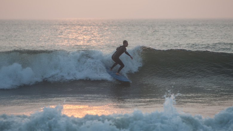 Un surfer a ramas fara un picior dupa atacul unui rechin. Membrul a fost adus de apa la mal, iar acum medicii incearca sa-l reataseze Imagine