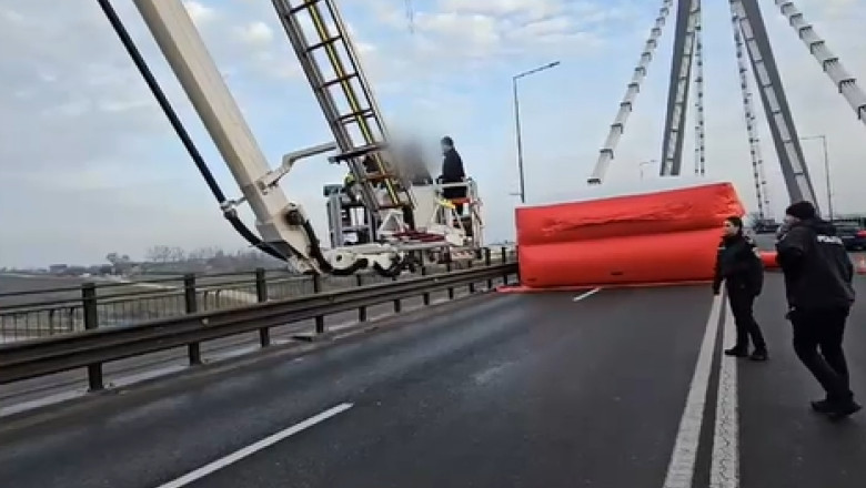 Un sustinator al lui Calin Georgescu s-a catarat pe corzile de sustinere a podului de la Agigea sa ceara „turul 2 inapoi” Imagine