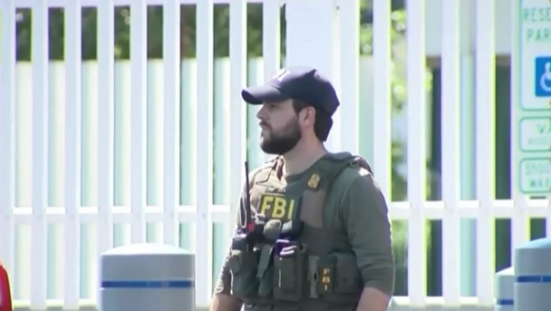 Un sustinator al lui Trump a fost ucis dupa ce a intrat inarmat intr-un sediu FBI. El ii indemnase pe americani "sa fie gata de lupta" Imagine