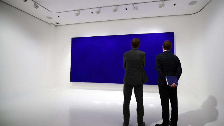 Un tablou monocrom de Yves Klein, vandut la licitatie pentru o suma uriasa, un record in Franta pentru artist Imagine